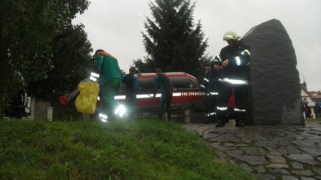 Foto 05.JPG - Vjezd - uhynul kachna v Berounce pod lvkou u autobusovho ndra